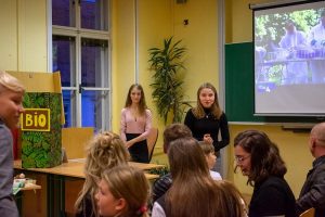 Kristýna a Míša měly úvodní slovo a představily celý projekt